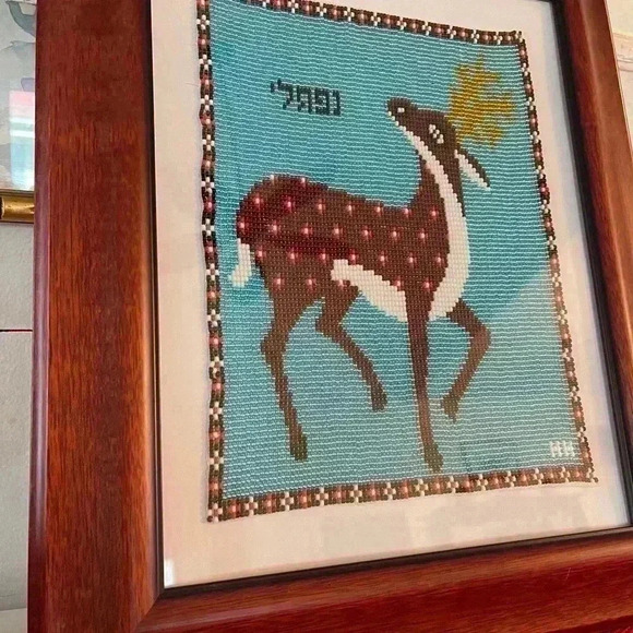Beautiful frame beaded artwork picture of a reindeer, professionally framed. - Picture 2 of 6